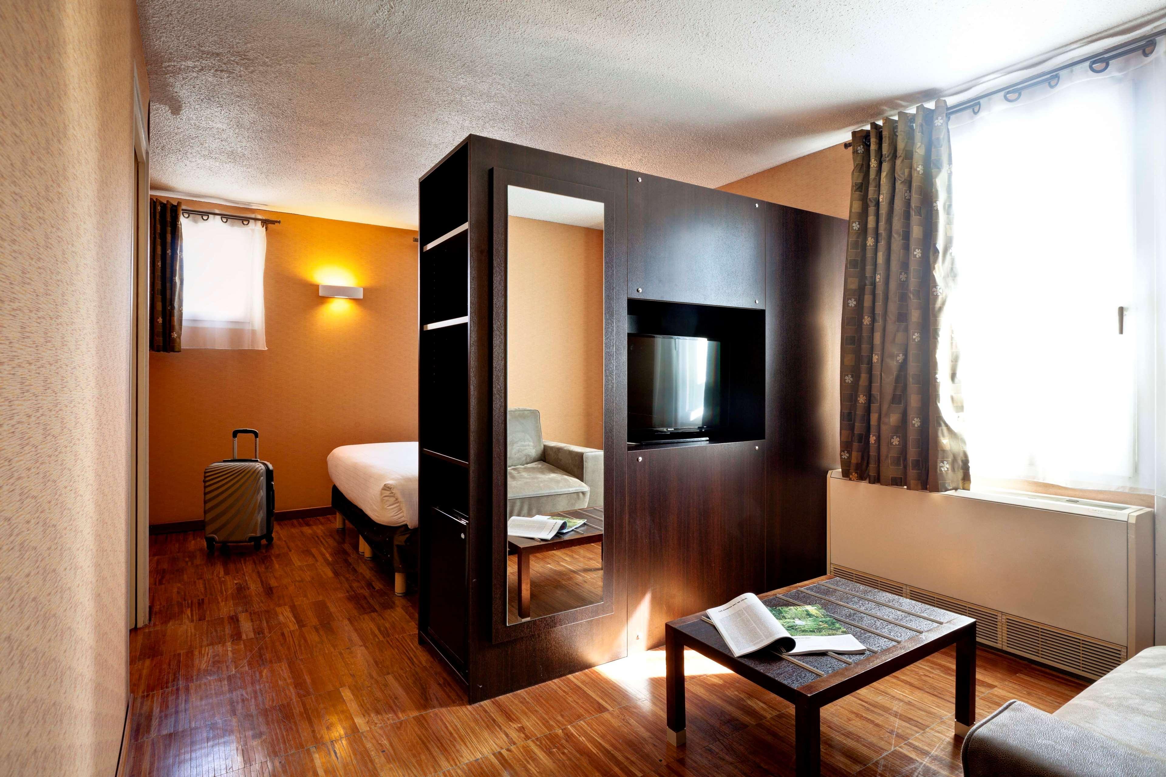 Kyriad Lyon Sud - Saint Genis Laval Exterior photo