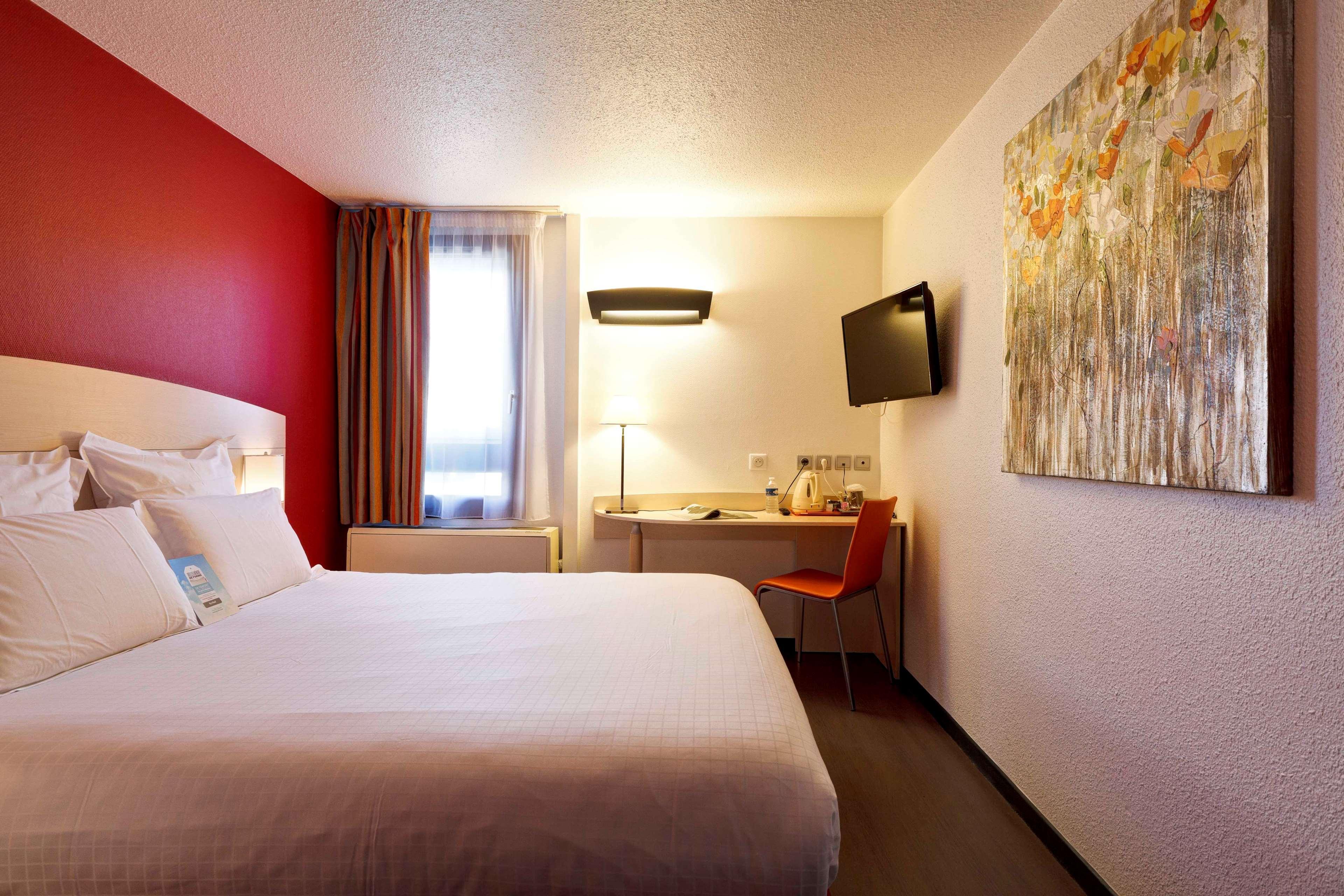 Kyriad Lyon Sud - Saint Genis Laval Exterior photo