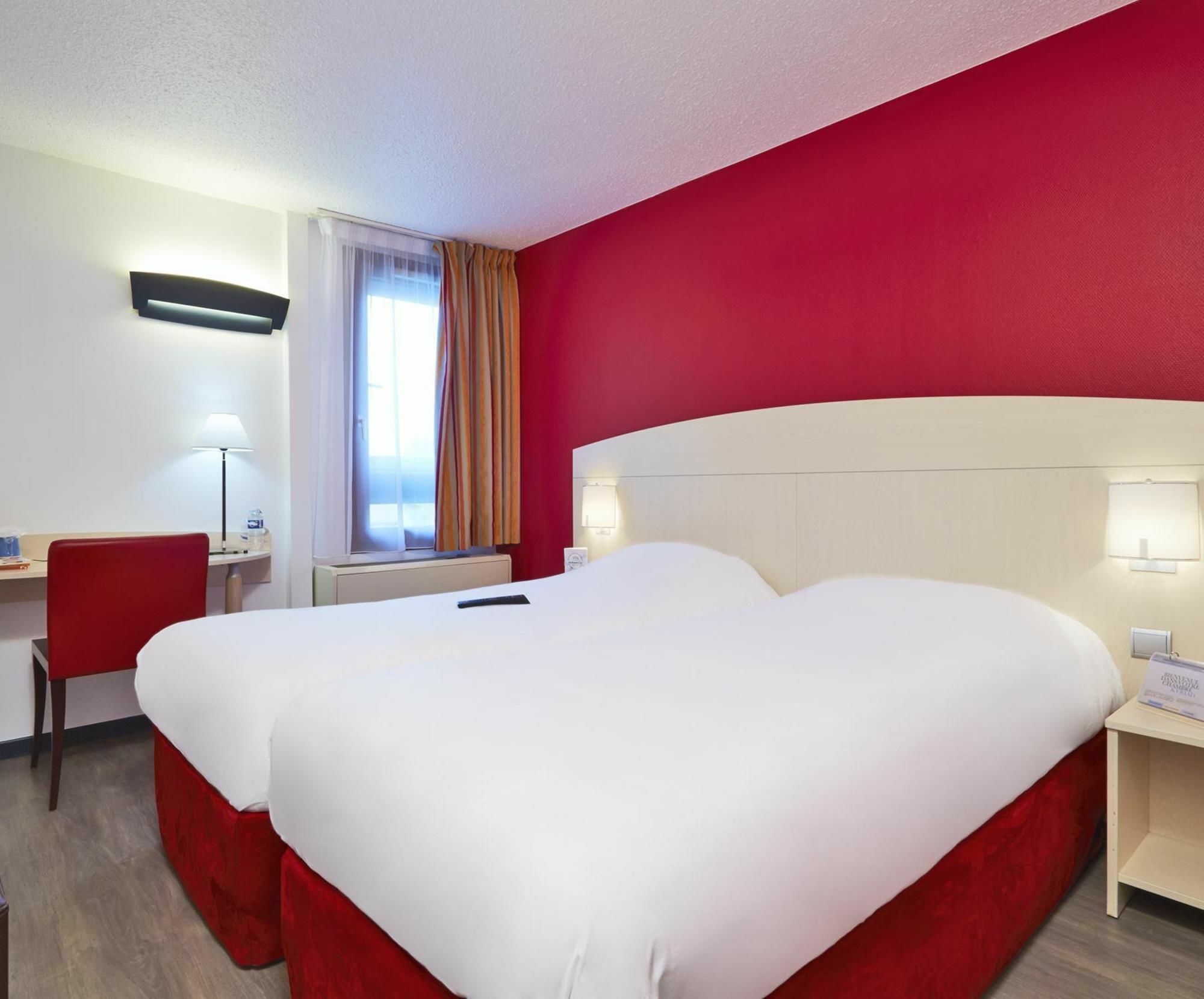 Kyriad Lyon Sud - Saint Genis Laval Exterior photo