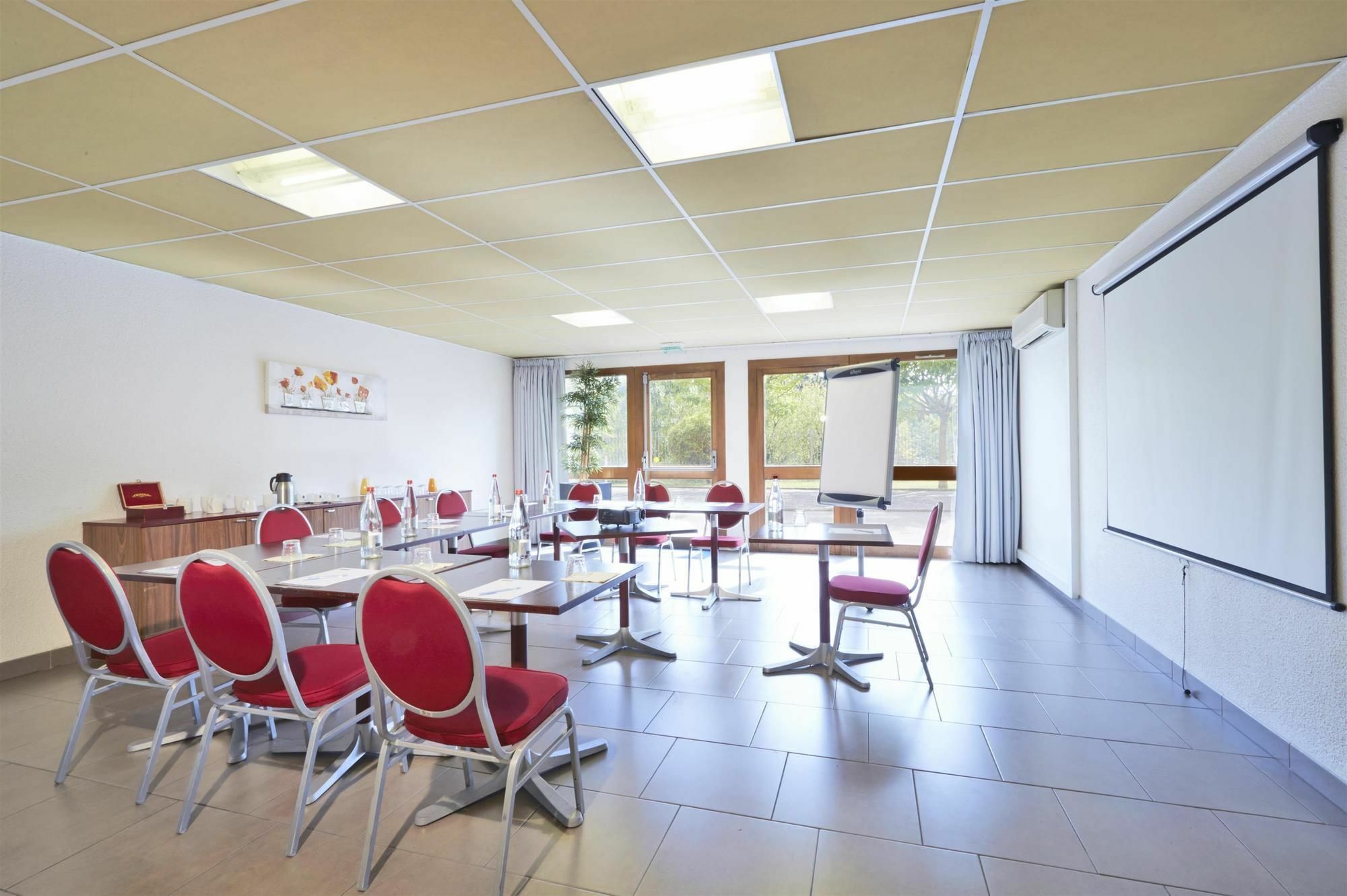 Kyriad Lyon Sud - Saint Genis Laval Exterior photo